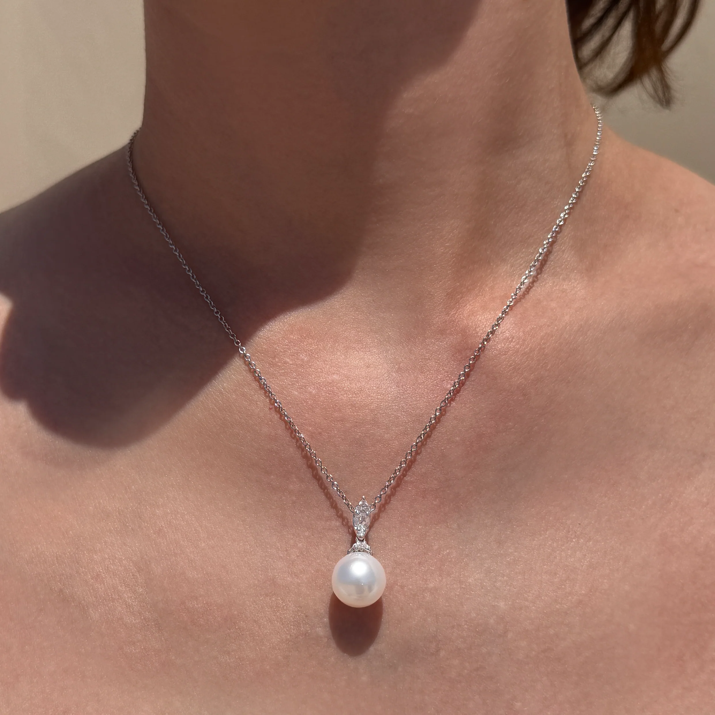 WHITE GOLD SOLITAIRE NECKLACE - Image 4