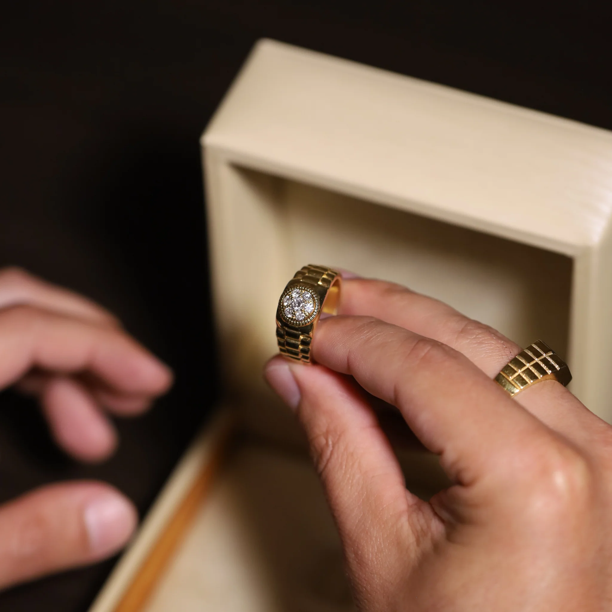 MEN´S WHITE DIAMOND RING - Image 2