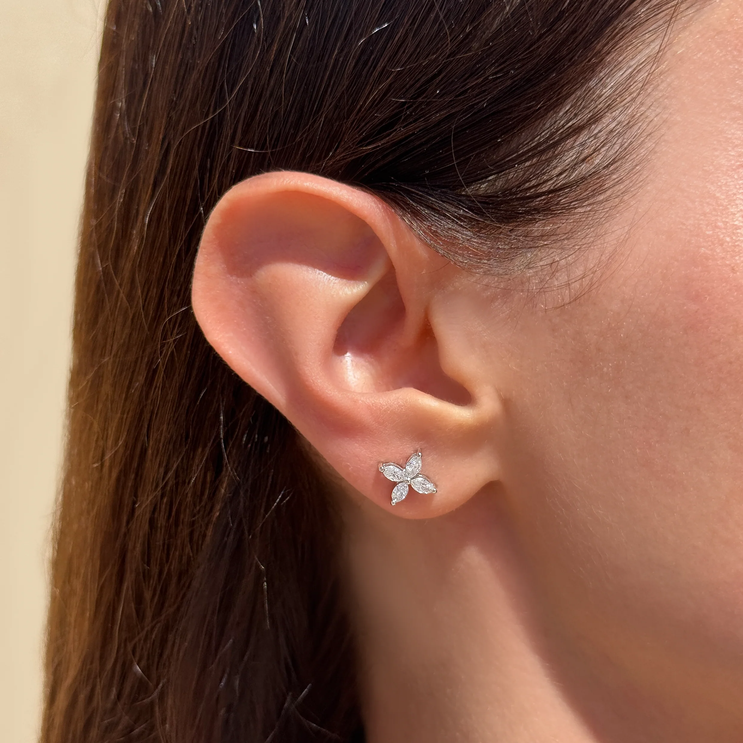 WHITE DIAMOND STUD EARRINGS - Image 4