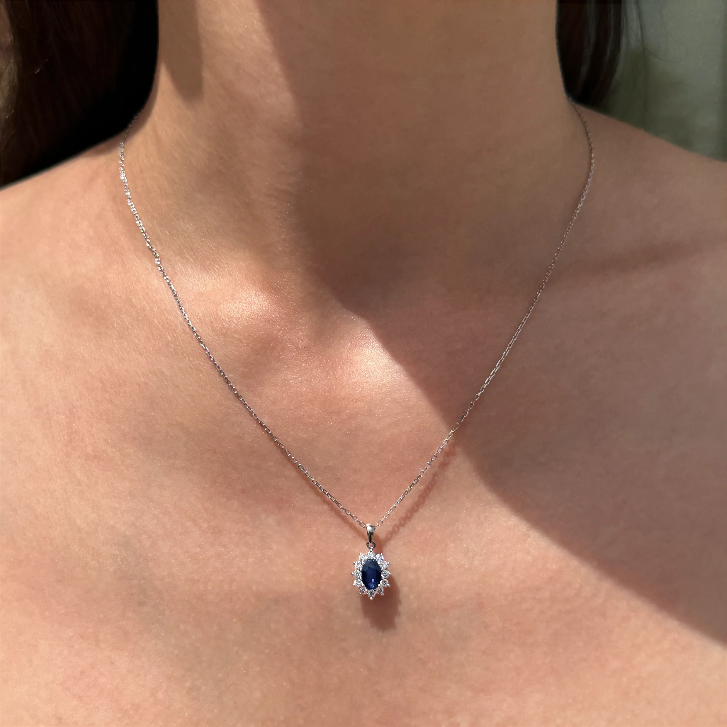 WHITE GOLD HALO NECKLACE - Image 4