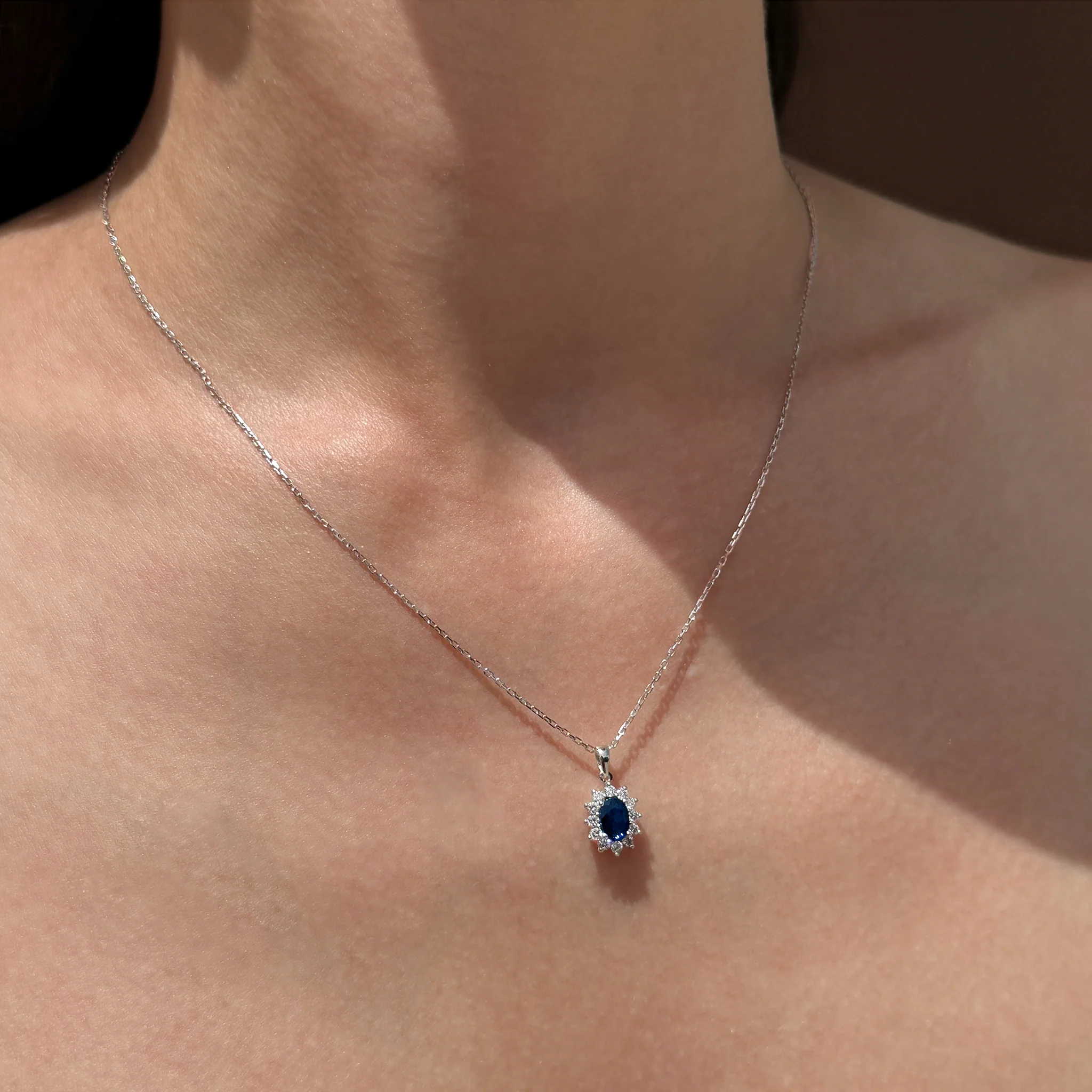 WHITE GOLD HALO NECKLACE - Image 5