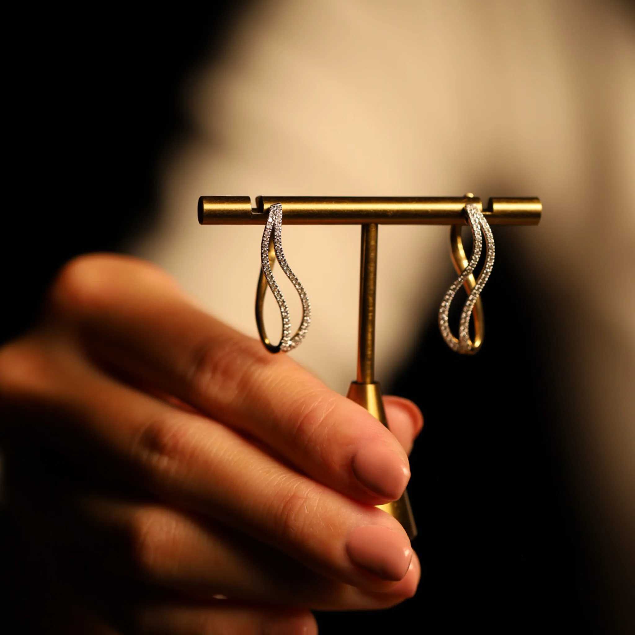 WHITE DIAMOND DROP EARRINGS - Image 2