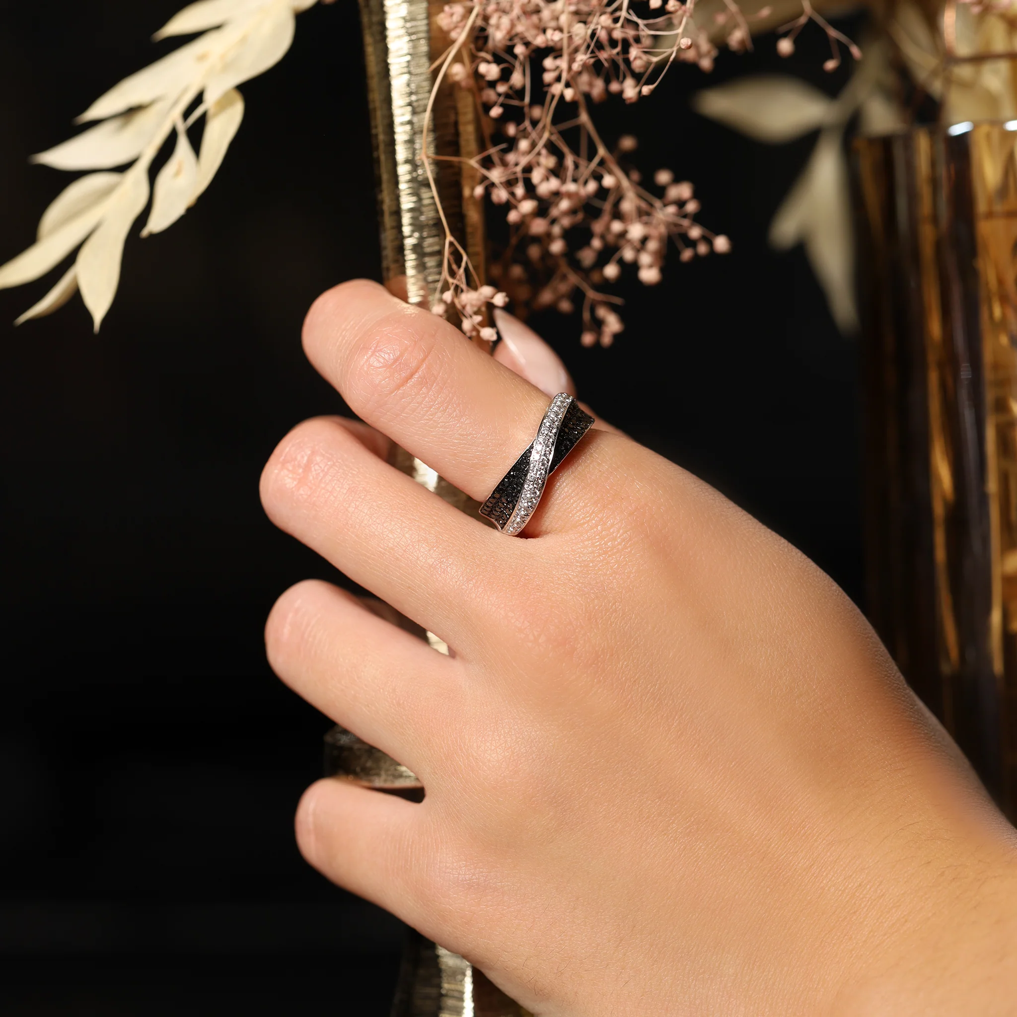 BLACK & WHITE DIAMOND RING - Image 2